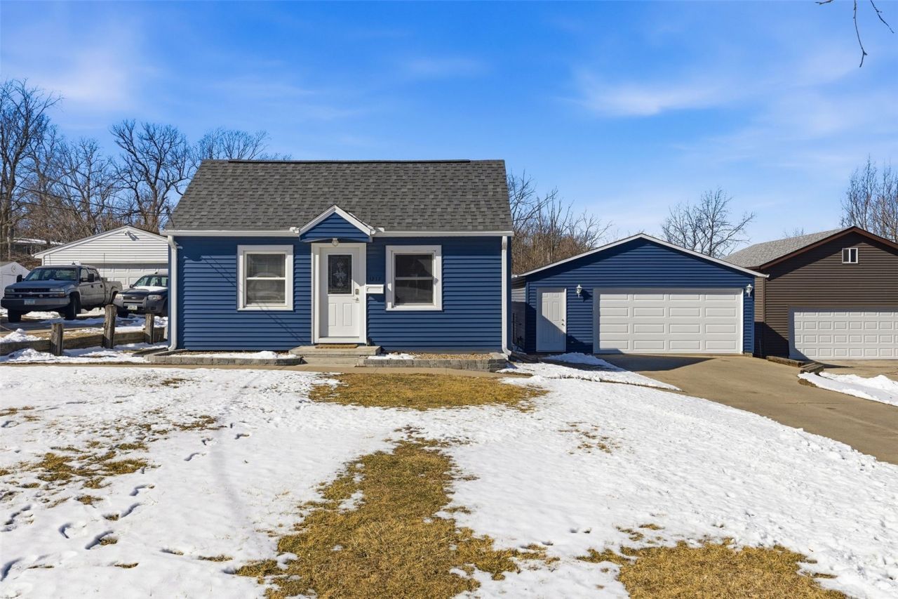 1217 Memorial Dr Se, Cedar Rapids, IA 52403 Main Photo