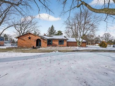 5397 Sutton Place, Grand Blanc Twp, MI 48439