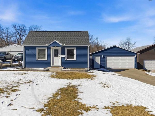 1217 Memorial Dr SE, Cedar Rapids, IA 52403