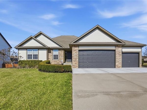 822 SW 35th Terrace, Lee's Summit, MO 64082