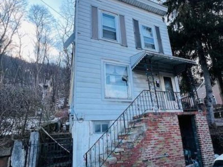 435 Hotel Street, Pottsville, PA 17901 Main Photo