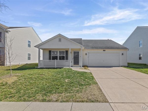 415 Falling Leaf way , Mascoutah, IL 62258