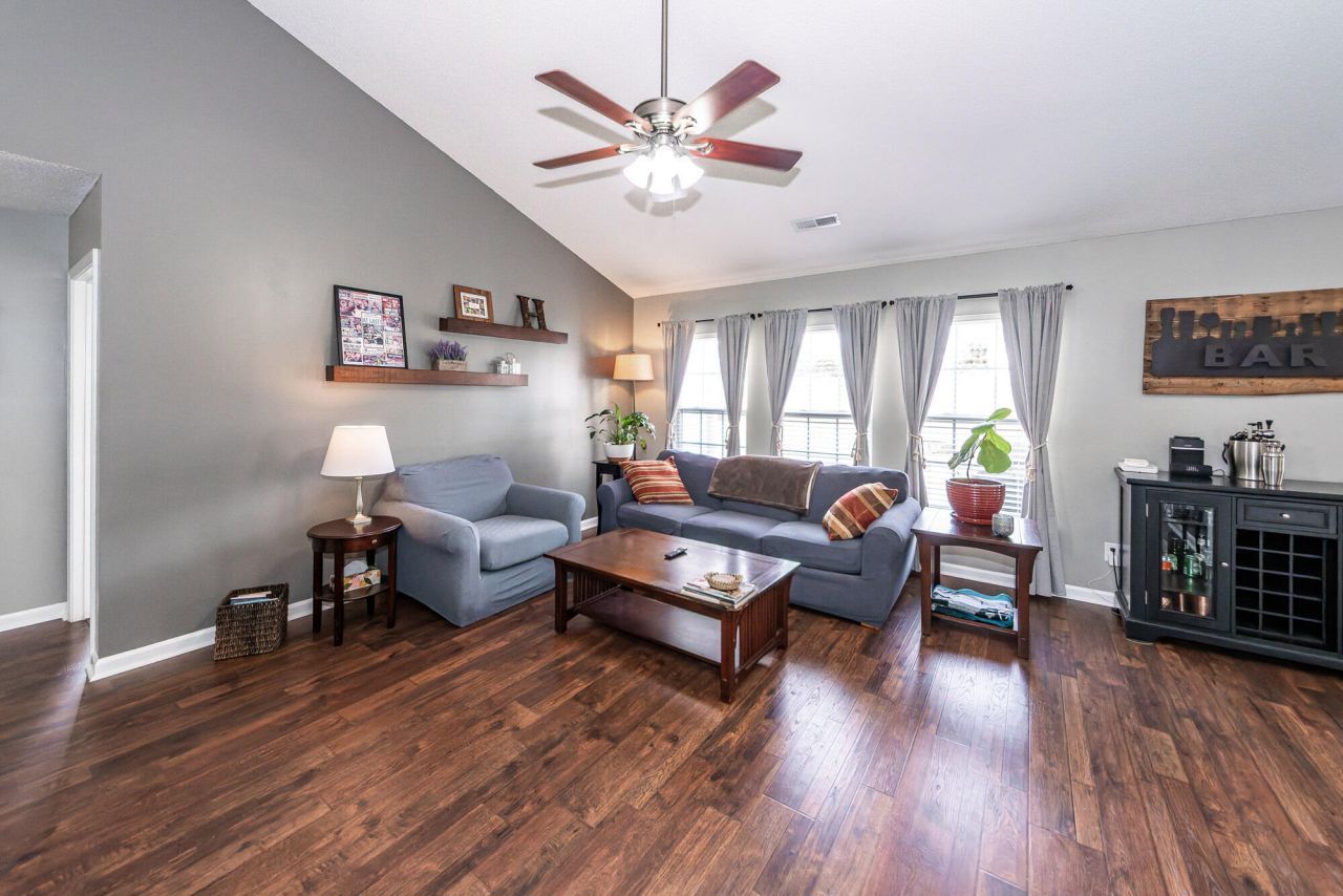 5024 Thornton Drive Photo 4