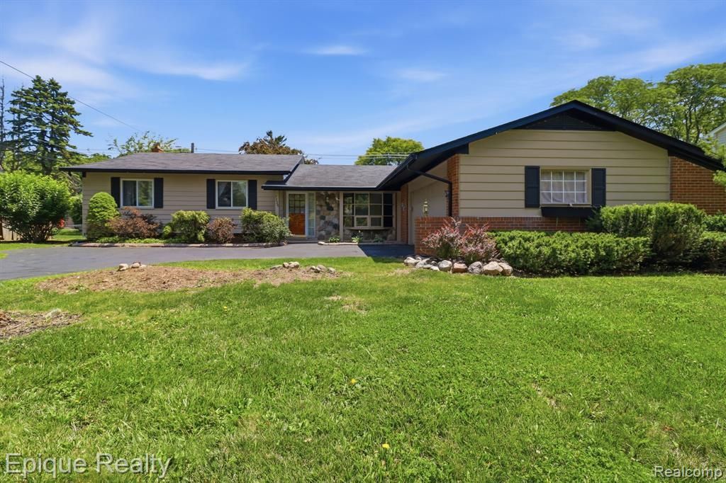 7335 Coach Lane, West Bloomfield Township, MI 48322 Main Photo