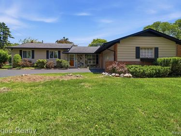 7335 Coach Lane, West Bloomfield Twp, MI 48322