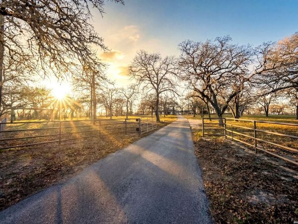 188 Oak Hill Rd, La Vernia, TX 78121