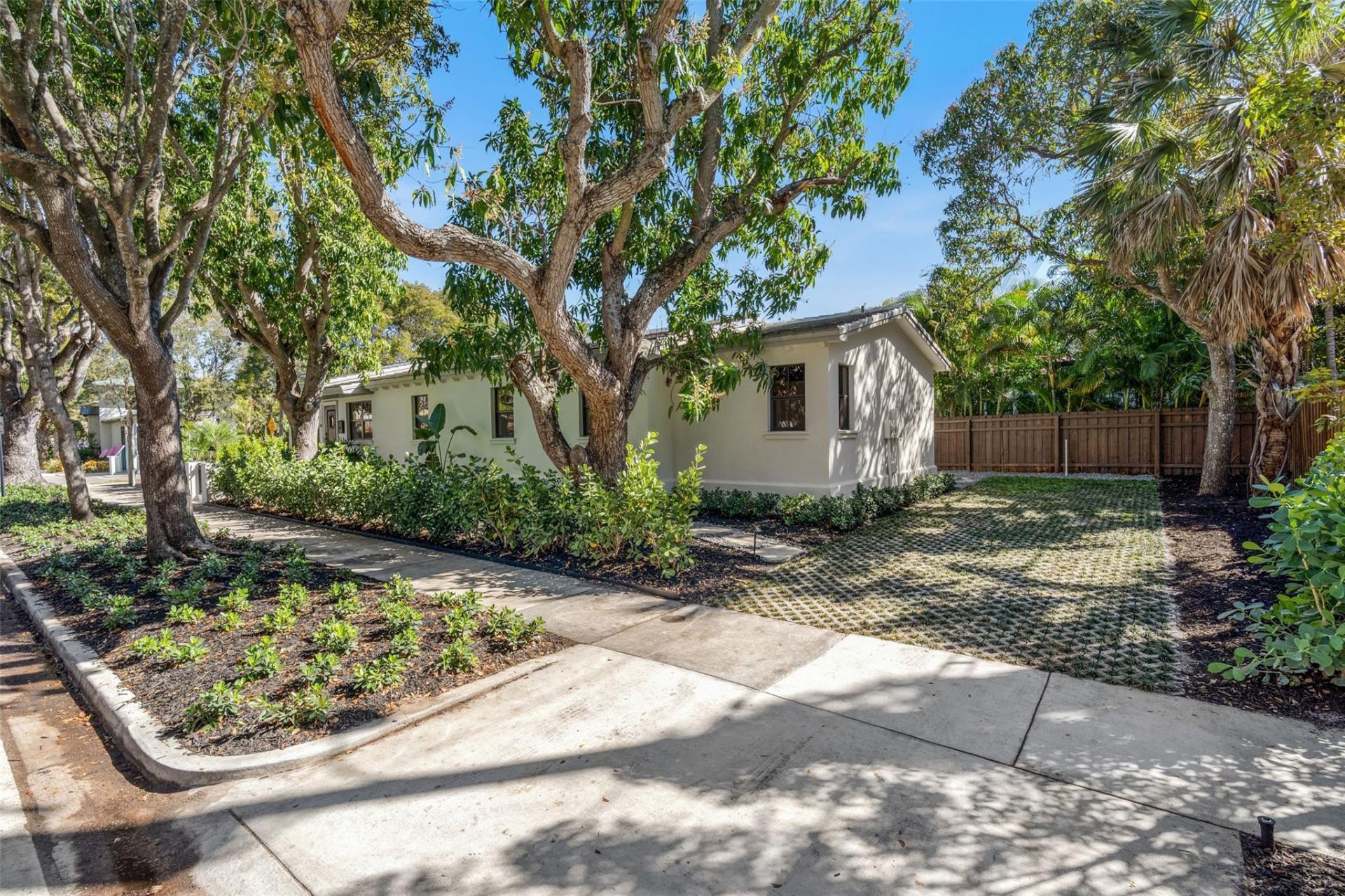 2100 Lake Ave, West Palm Beach, FL 33401 Photo