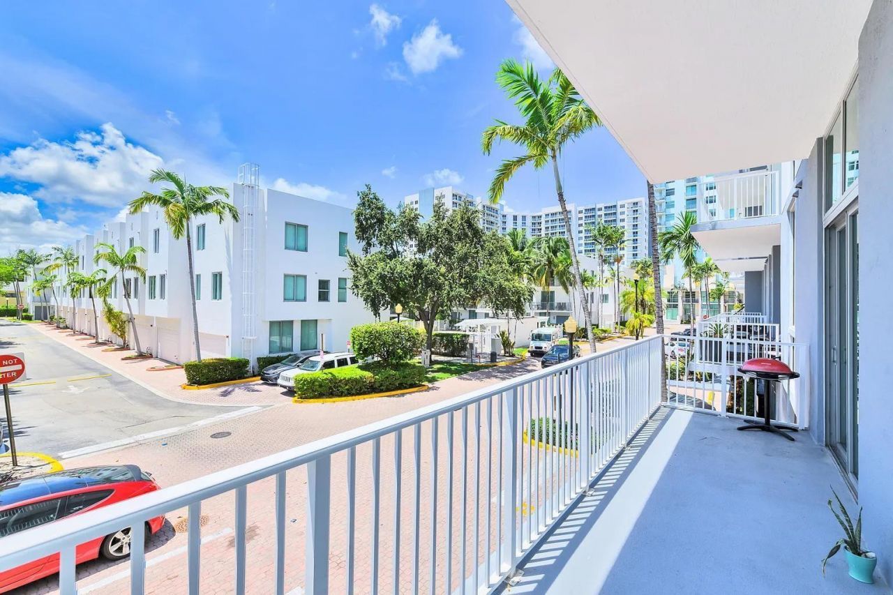 2100 Van Buren Street, Unit 203, Hollywood, FL 33020 Photo