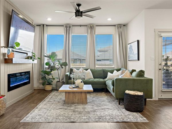 219 Greens Bayou TRL, Hutto, TX 78634