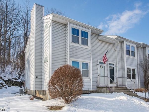 17 Village Dr, Hamburg, NJ 07419