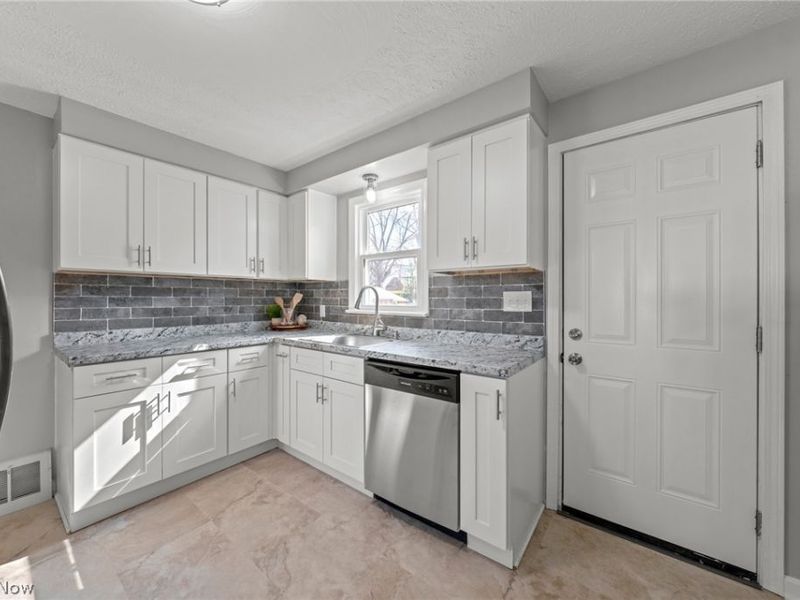 1610 Colonial Boulevard NE, Canton, OH 44714 Photo 12