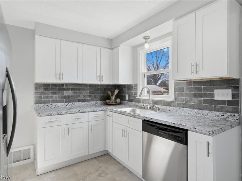 1610 Colonial Boulevard NE, Canton, OH 44714 Photo 13