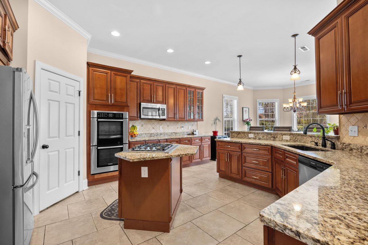 528 Walcott Dr.  Photo 7