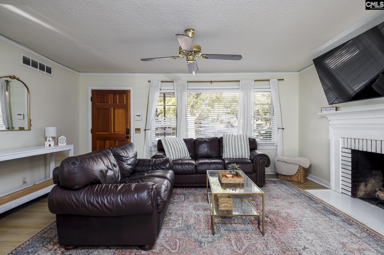 2520 Parkwood Drive  Photo 4