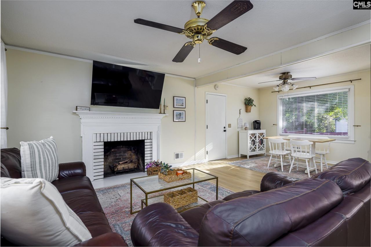 2520 Parkwood Drive  Photo 6