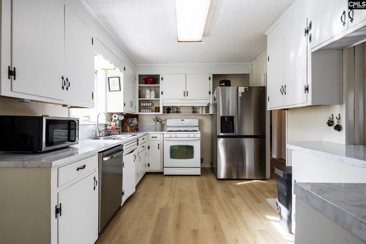 2520 Parkwood Drive  Photo 9