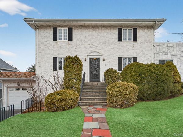 21 Lawrence Place, Pelham, NY 10803