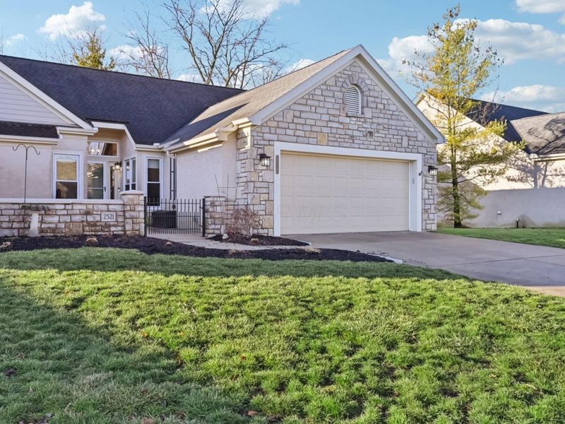 2521 Vililly Circle E, Grove City, OH 43123 Photo 1