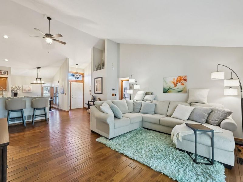 2521 Vililly Circle E, Grove City, OH 43123 Photo 2