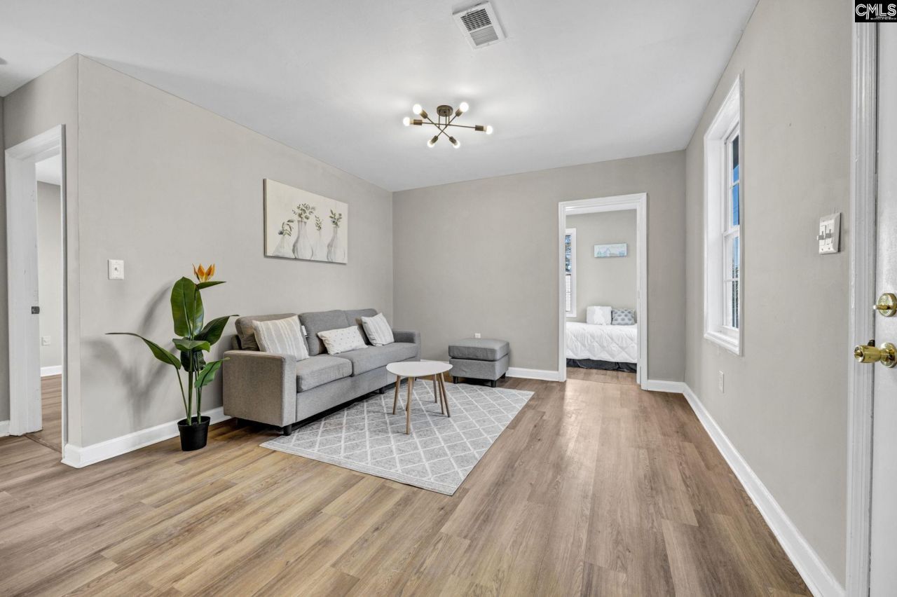 2813 Truman Street Photo 4