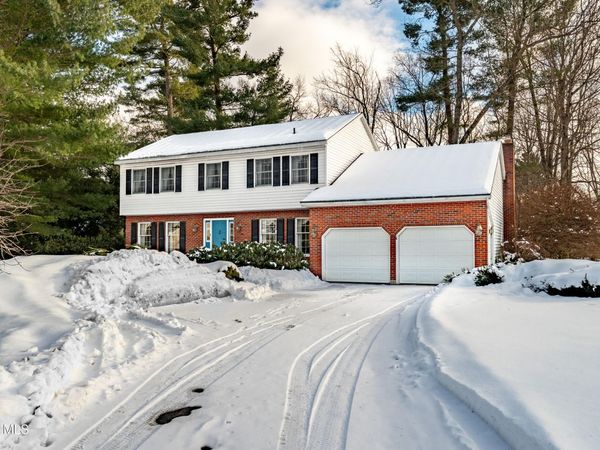 10 N Nottingham Way, Clifton Park, NY 12065