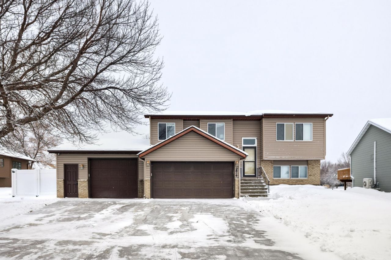 2814 Village Green Drive, Moorhead, MN 56560 Main Photo