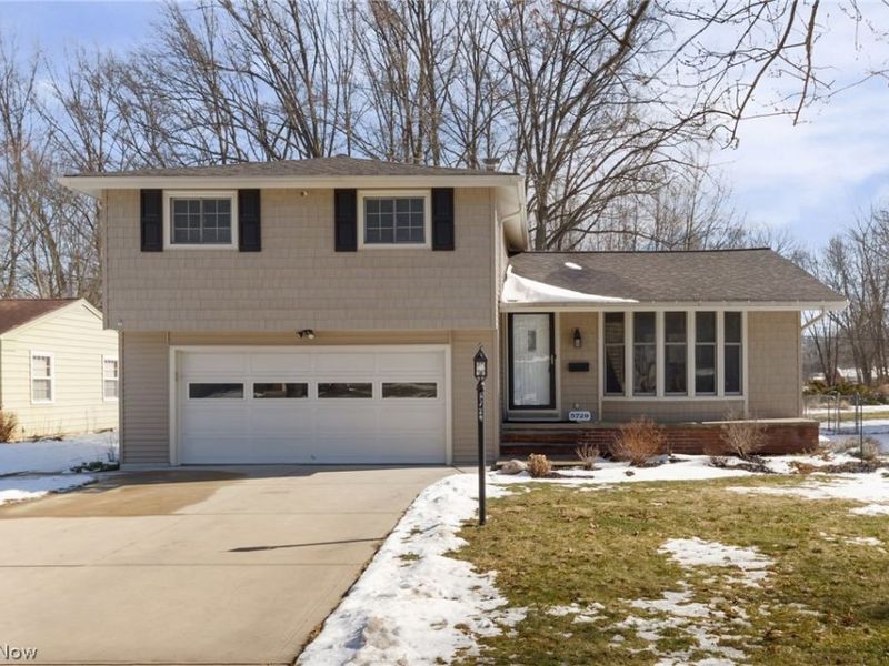 5729 Forest Ridge Drive, North Olmsted, OH 44070 Photo 2