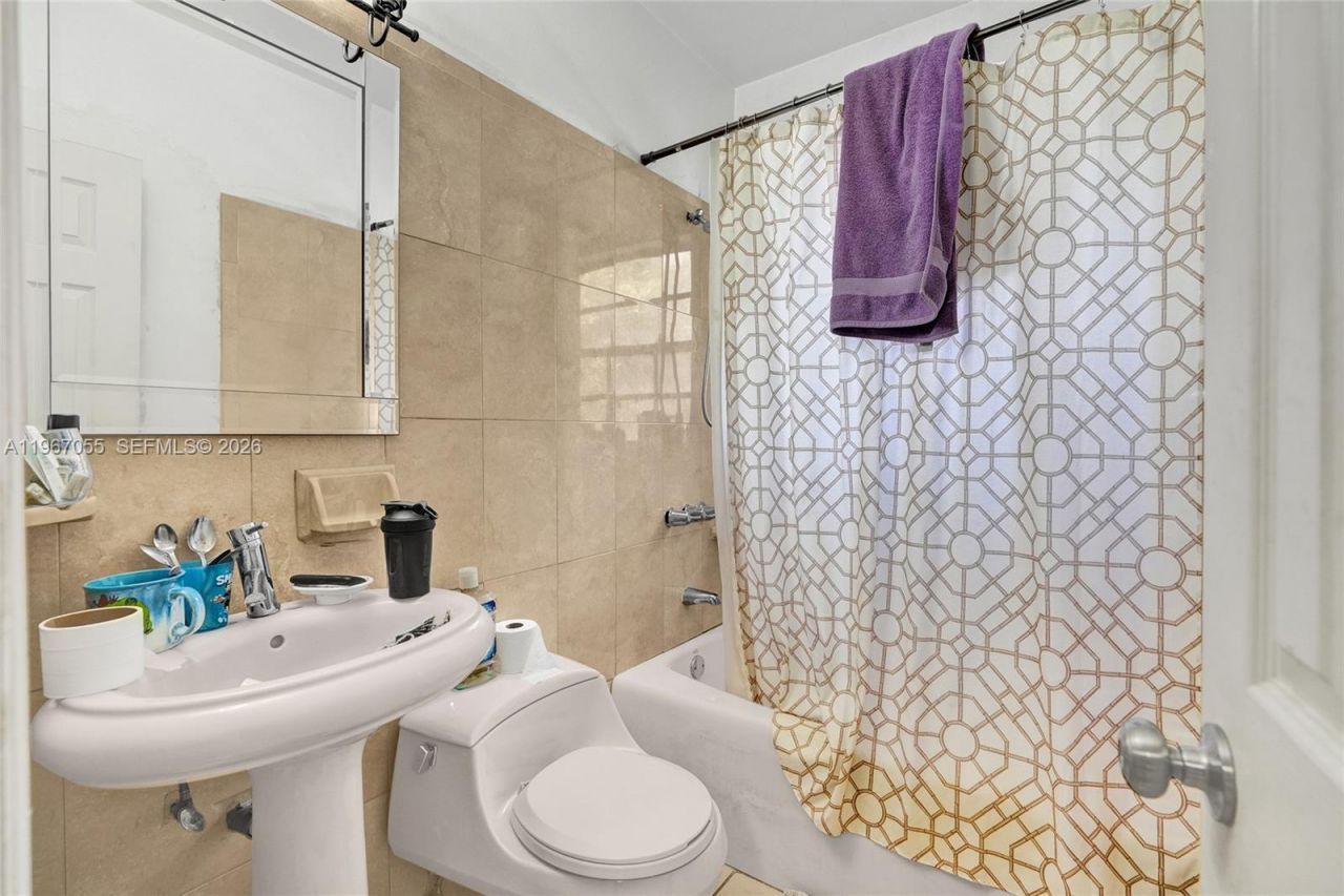 1775 NE 147th St, Miami, FL 33181 Photo