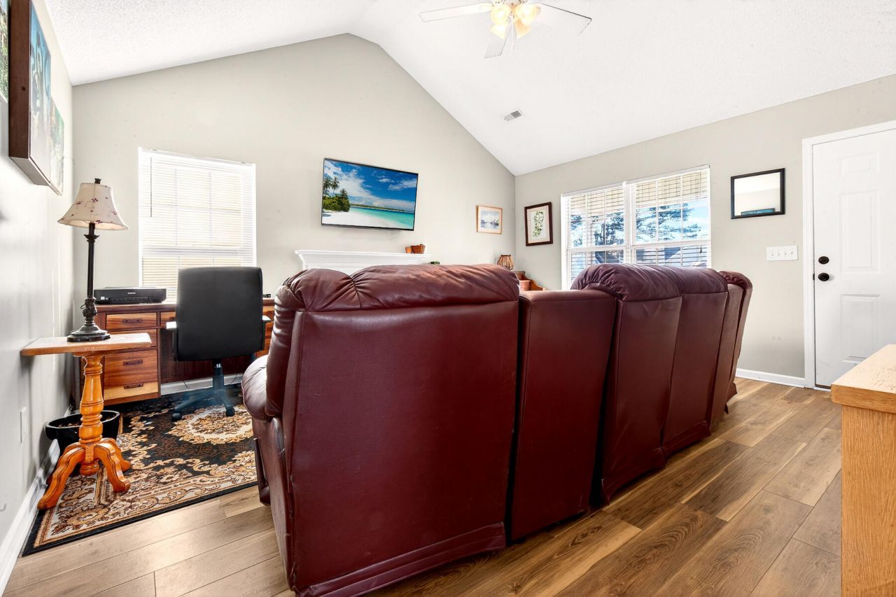 7670 Brookdale Boulevard Photo 14