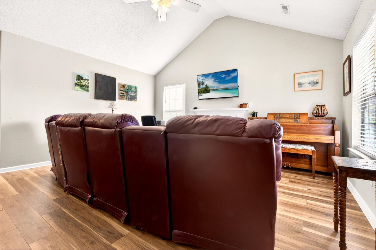 7670 Brookdale Boulevard Photo 9