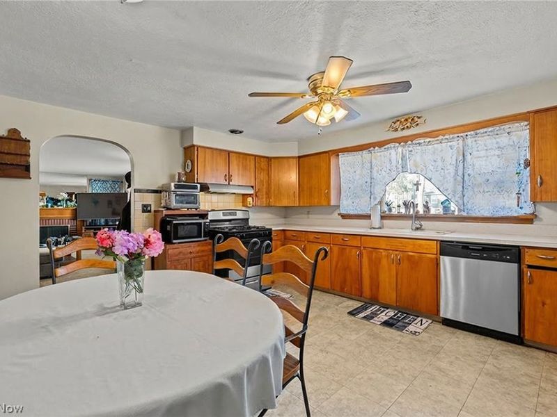 1410 Colonial Boulevard NE, Canton, OH 44714 Photo 11