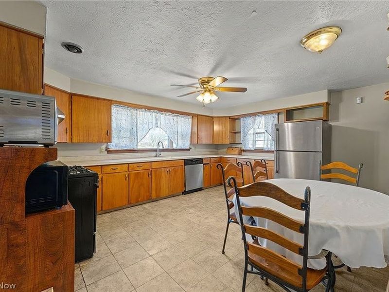 1410 Colonial Boulevard NE, Canton, OH 44714 Photo 9