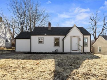 10515 E Lake Drive, Independence, MO 64053