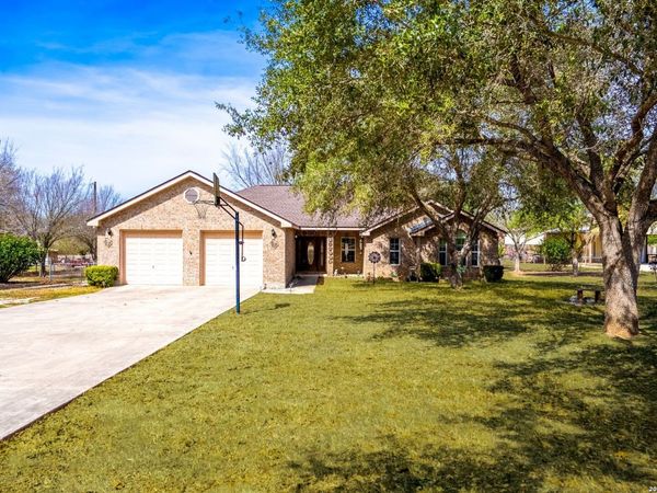 248 Hunters Dawn Dr, La Vernia, TX 78121