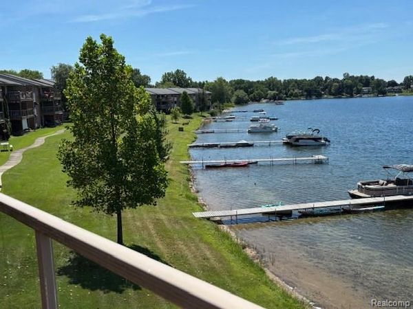 1924 Klingensmith Road, Bloomfield Hills, MI 48302