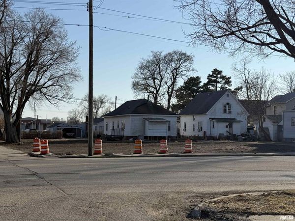 360 E LOCUST Street, Canton, IL 61520