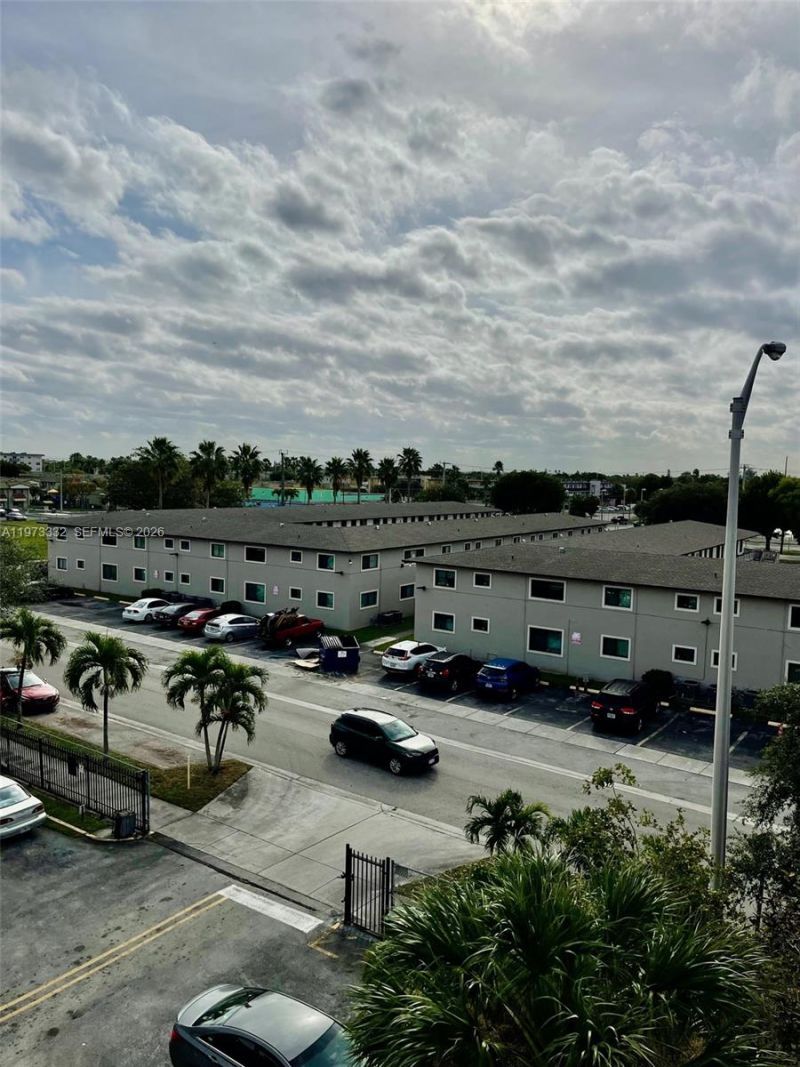 1035 W 77th St , Unit 412, Hialeah, FL 33014 Photo