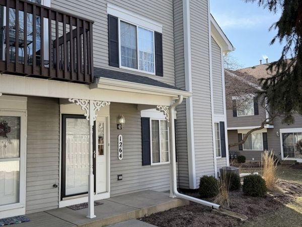 1264 Sandhurst Lane, South Elgin, IL 60177