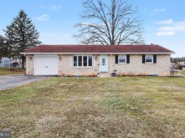 930 FORGE ROAD, CARLISLE, PA 17015