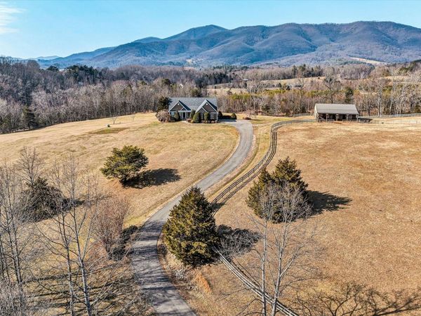 323 DEERBERRY LN, Boones Mill, VA 24065