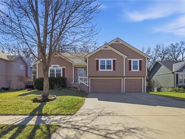 1321 SE Princeton Drive, Lee's Summit, MO 64081