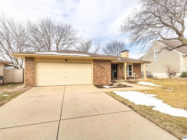 709 Sunny Slope Road, Lincoln, NE 68505