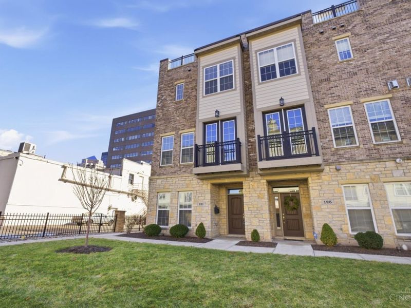 121 Lowe Lane, Dayton, OH 45402 Photo 1