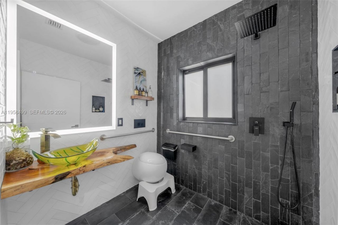 5981 NE 6th Ave, Miami, FL 33137 Photo