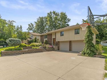 21479 Brentwood Road, Elkhorn, NE 68022