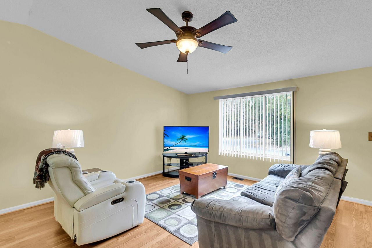 4906 Amberwood Lane Photo 4