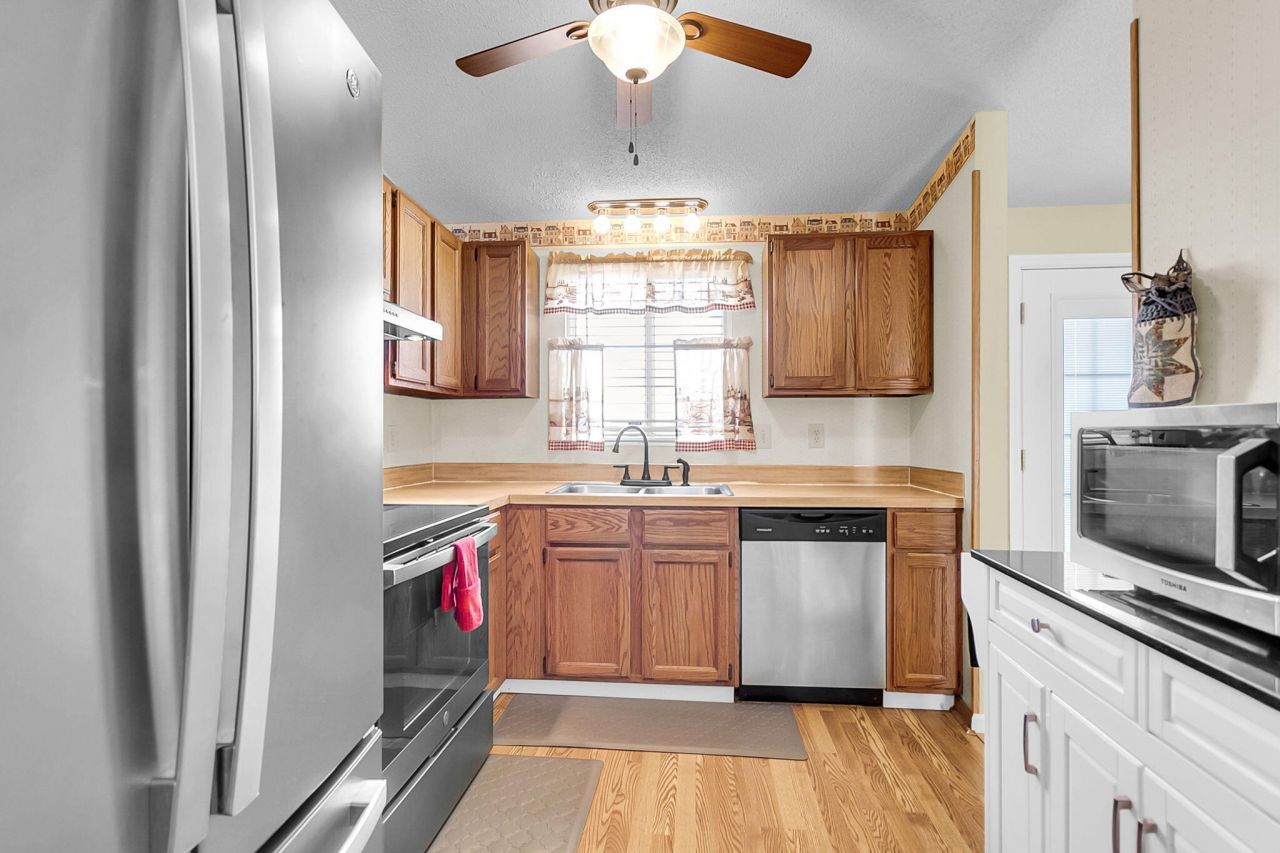 4906 Amberwood Lane Photo 9