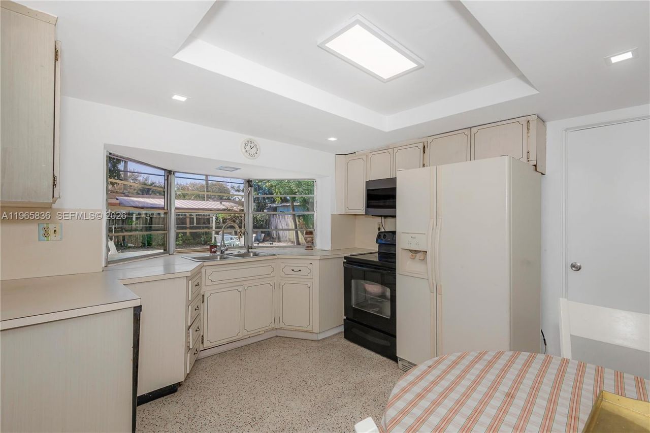 120 NE 175th St, Miami, FL 33162 Photo