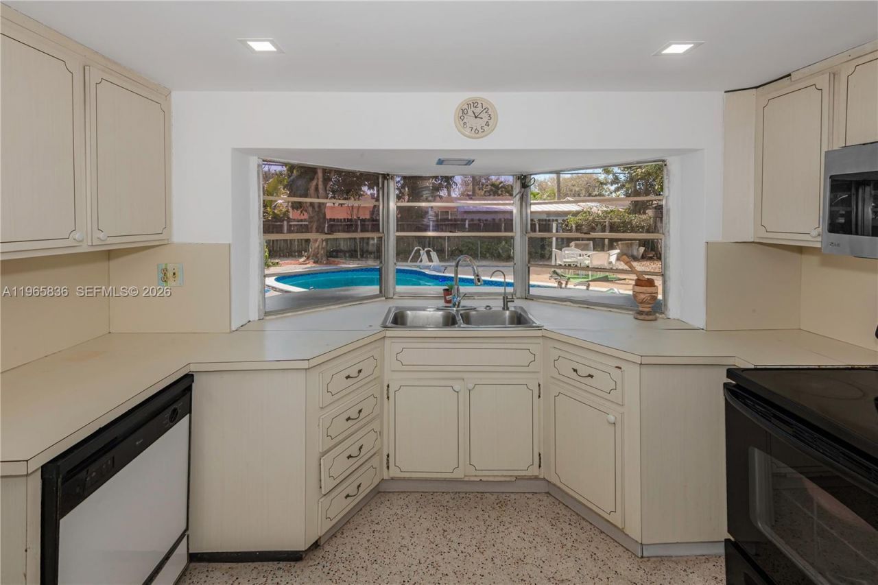 120 NE 175th St, Miami, FL 33162 Photo