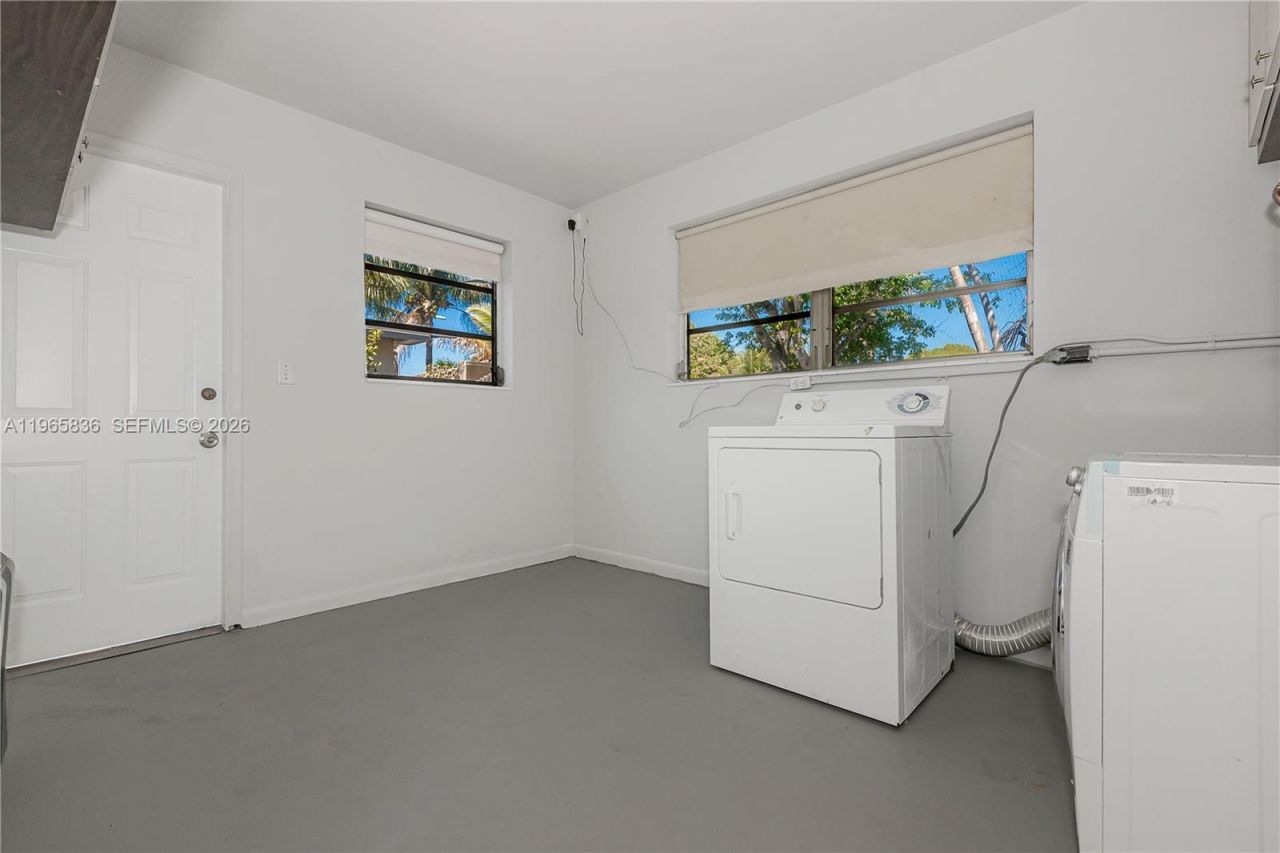 120 NE 175th St, Miami, FL 33162 Photo